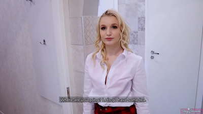 Juna universitata knabino trompas sian koramikon kun sia amiko | POV kaj kubu ene de ŝia kuzo!